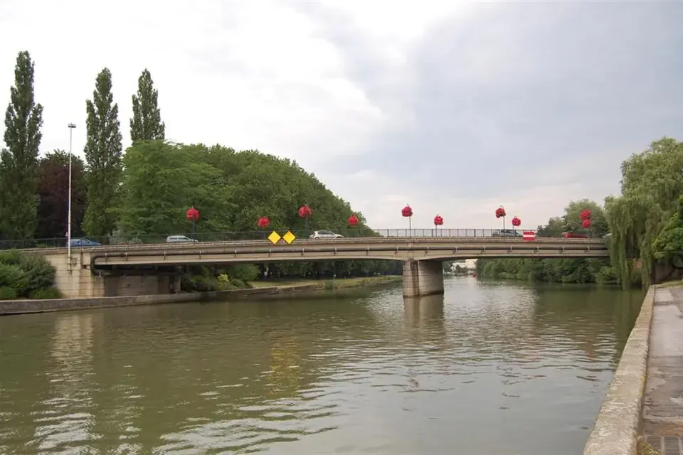 La rivière Aisne à Soissons, avec un pont routier et des arbres sur les berges