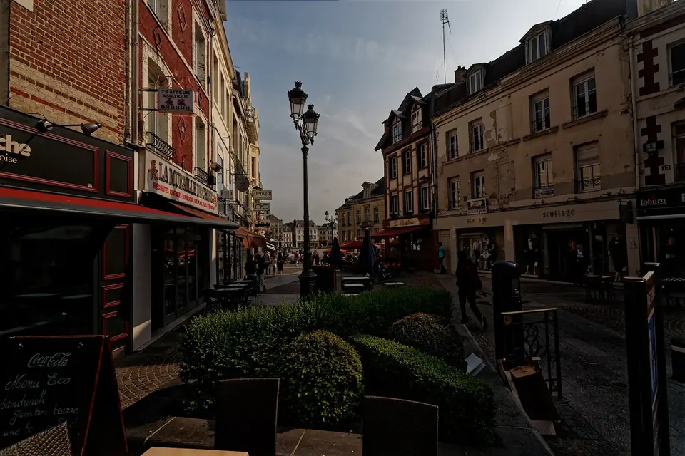 Une rue de Saint-Quentin bordée de maisons de ville en brique et de façades anciennes, vue vers le sud